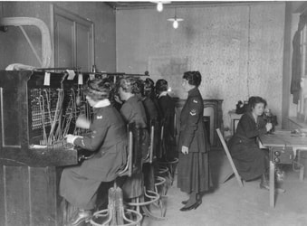 Picture of women telephone operators in WWI